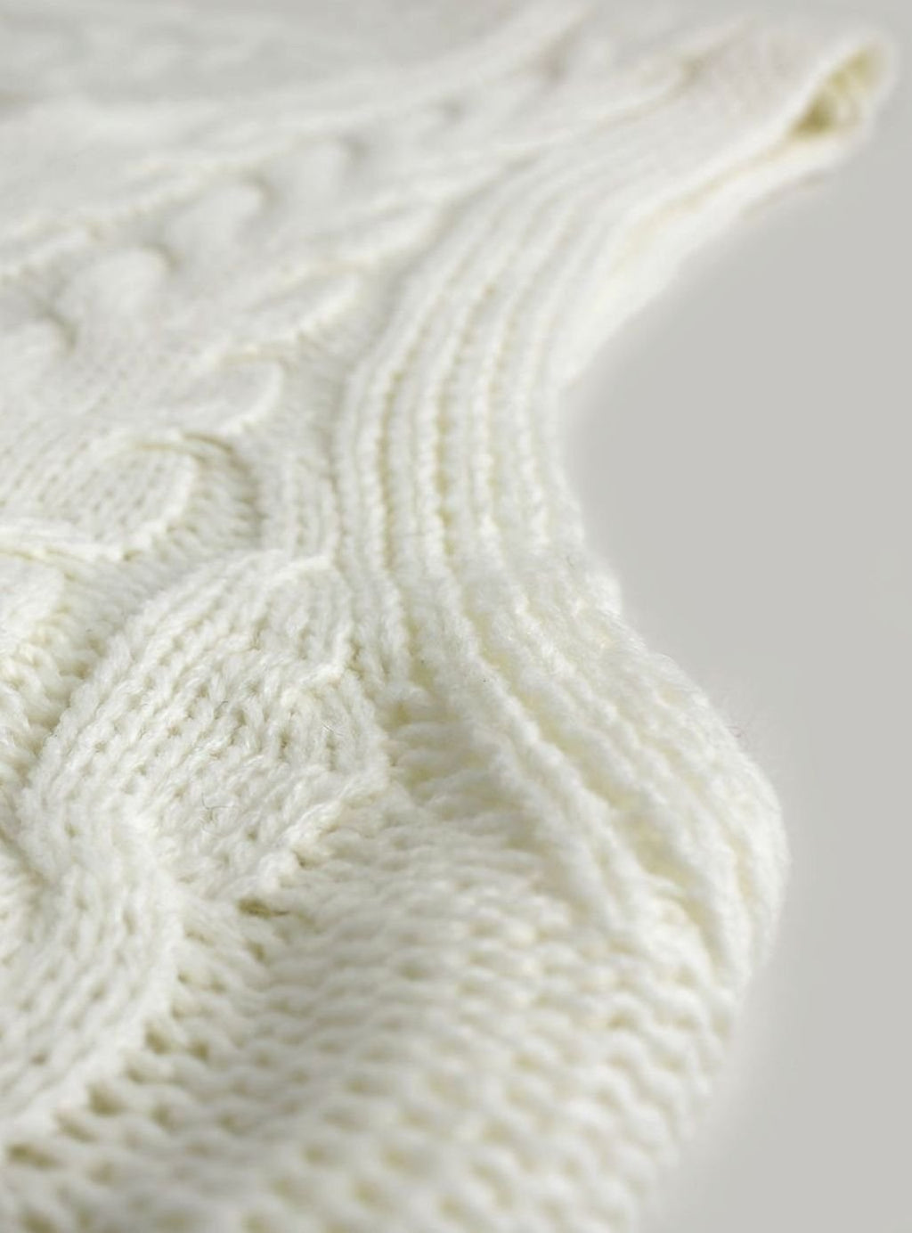 Women's Cable-Knit V-Neck Sweater Vest Relaxed Layering Pullover