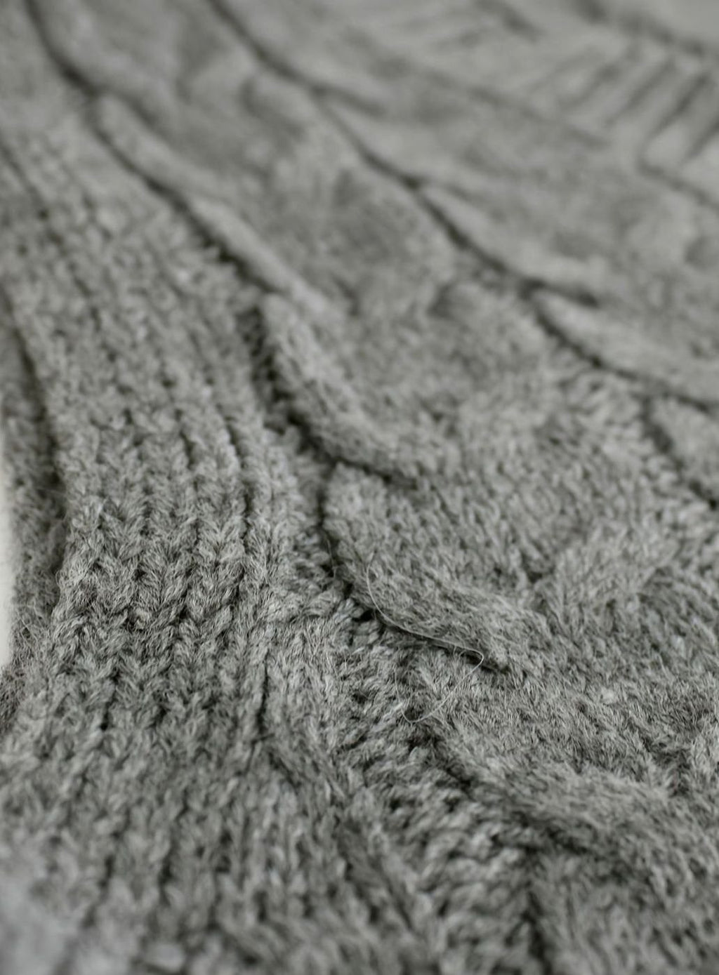 Women's Cable-Knit V-Neck Sweater Vest Relaxed Layering Pullover
