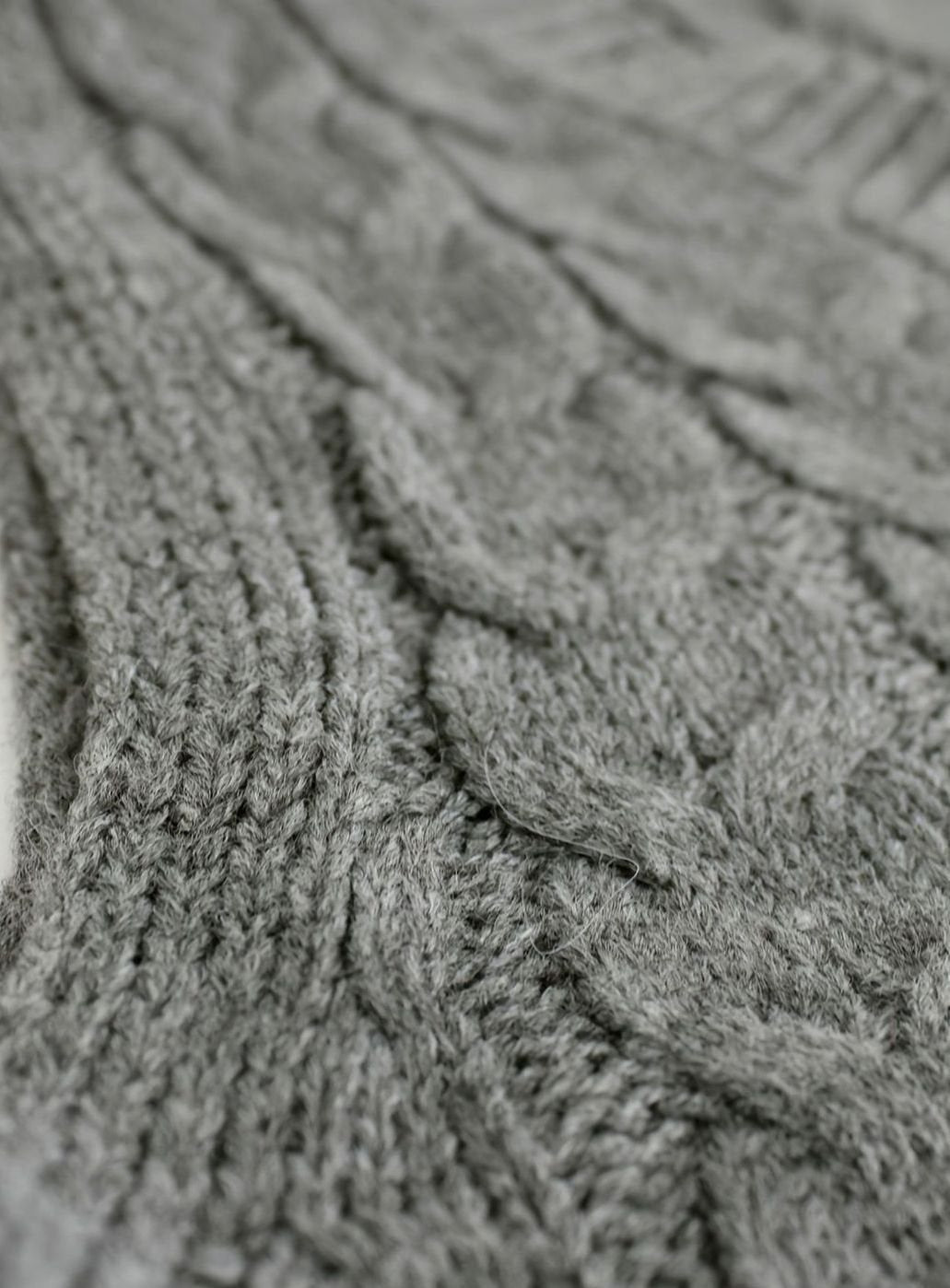 Women's Cable-Knit V-Neck Sweater Vest Relaxed Layering Pullover