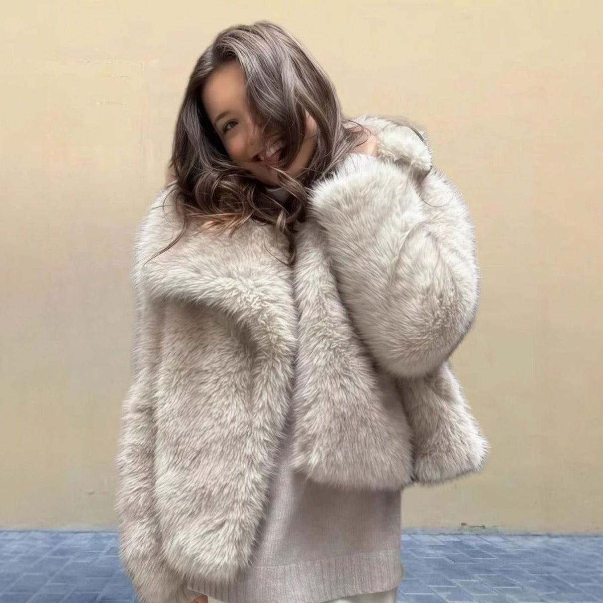 Women's Oversized Lapel Cropped Faux Fur Coat - White